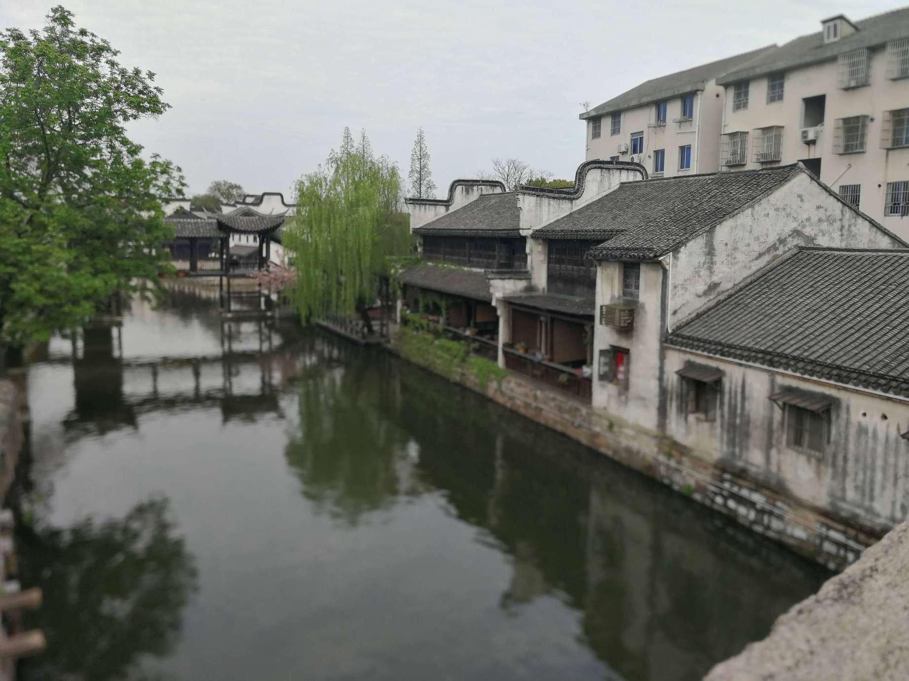 我今年62岁,80年代当模特,婚后生两个女儿,如今再次走上舞台